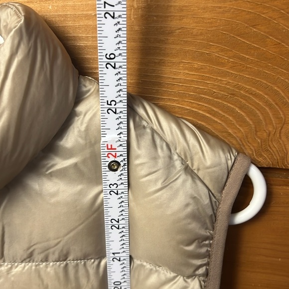Uniqlo Women Light Down Vest Md Wide Quilted Lightweight tan fall layering warm - Picture 4 of 9